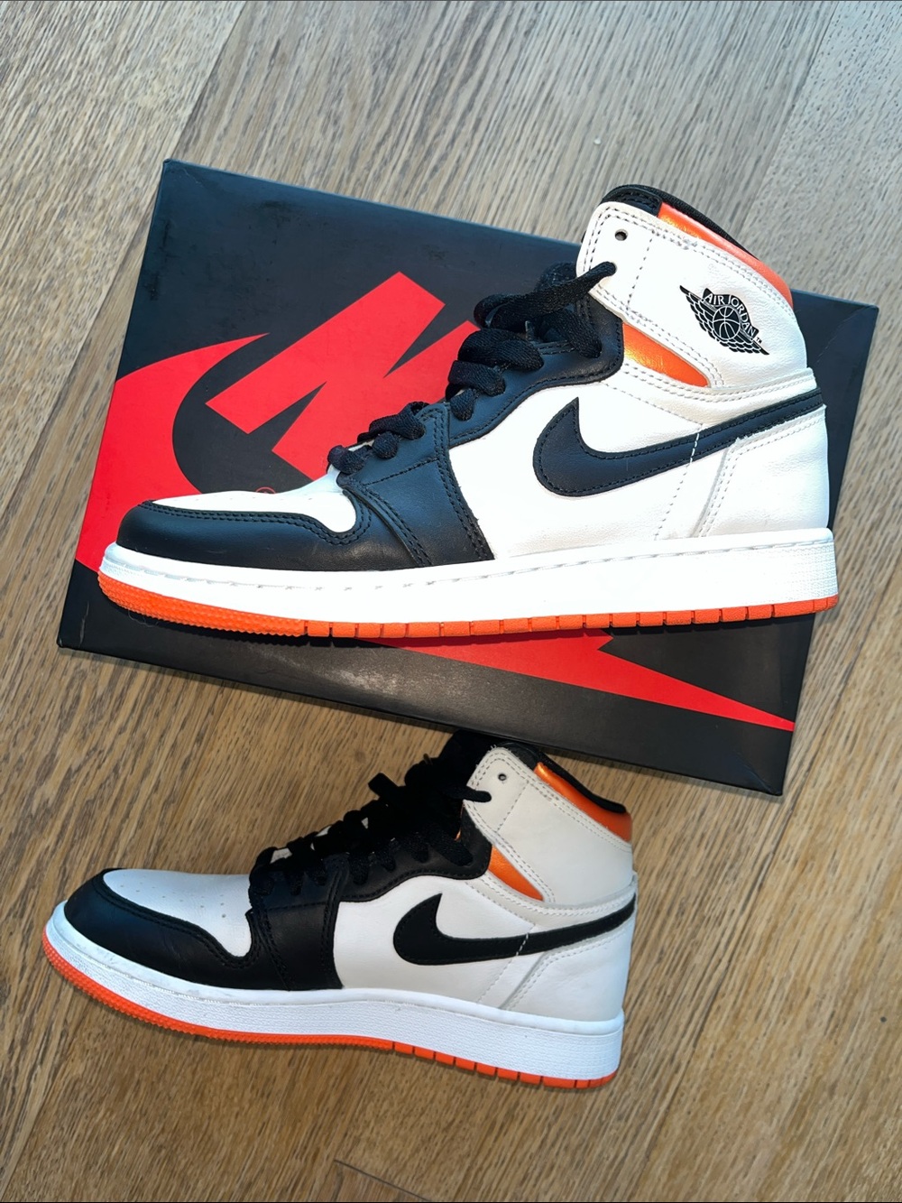 Nike Air Jordan 1 Retro High OG Electro Orange GS Size 7Y / Women’s 8.5